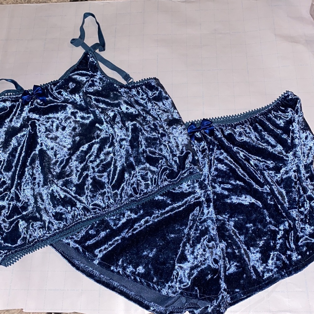 Suede set - Picture 2 of 2
